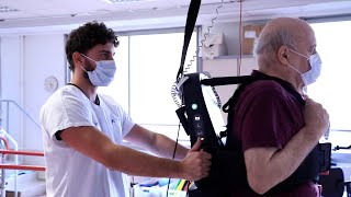 Acquisition dun exosquelette autoéquilibré à lhôpital AlbertChenevier APHP [upl. by Ikairik]